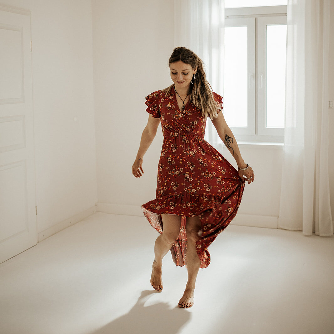 alexandra dietrich im roten kleid tanzt