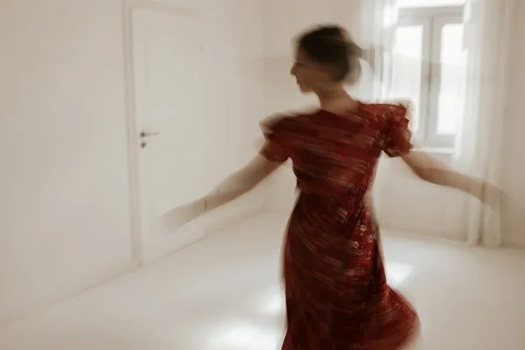 alexas digitals über mich alexandra dietrich im roten kleid tanzt unscharf