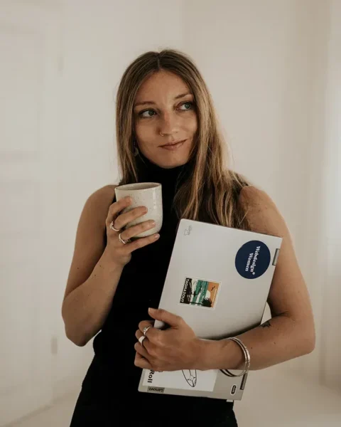 webdesignerin alex mit laptop und tasse