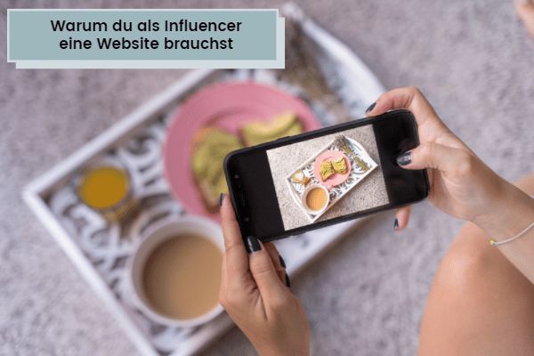 influencer fotografiert essen mit smartphone